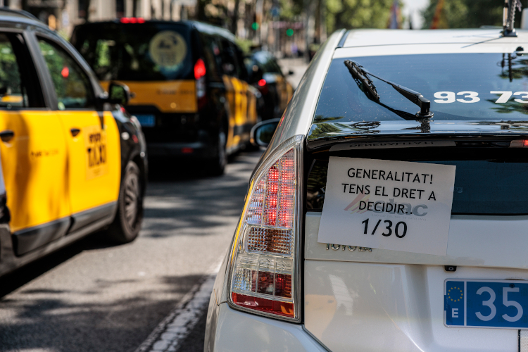 A cab with a sticker urging the government to respect the 1:30 ratio of taxis during a protest on May 18, 2022 (by Jordi Borràs)
